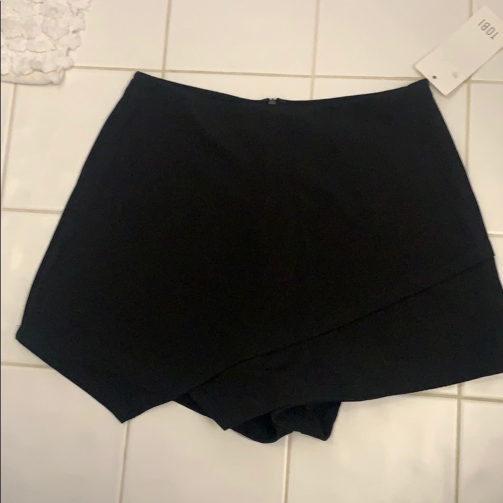 Tobi black envelope skirt